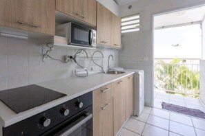 Fridge, microwave, oven, stovetop - Le Ti Papangue in St Pierre, lovely new studio renovated and fully equipped (Saint-Pierre)