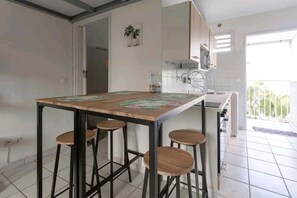 Fridge, microwave, oven, stovetop - Le Ti Papangue in St Pierre, lovely new studio renovated and fully equipped (Saint-Pierre)