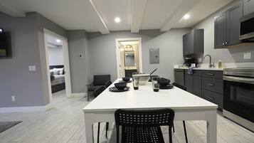 KĂŒhlschrank, Mikrowelle, Ofen, Herdplatte