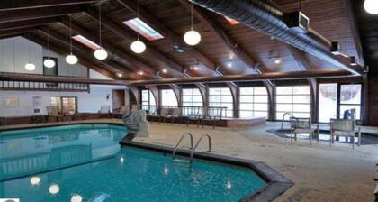 Sleeps 4 adults & 1 child. Ski in Ski out. washer/dryer WiFi, New KING bed