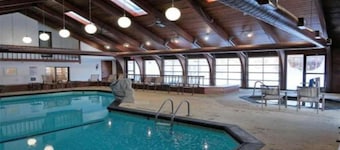 Sleeps 4 adults & 1 child. Ski in Ski out. washer/dryer WiFi, New KING bed