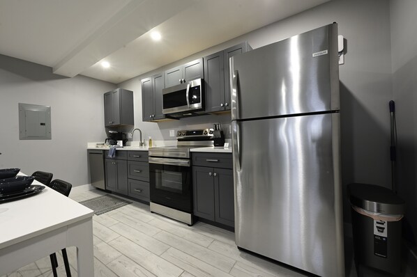 Kühlschrank, Mikrowelle, Ofen, Herdplatte