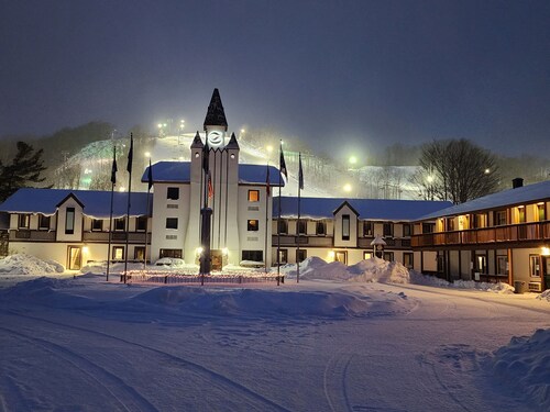 Sleeps 4 adults & 1 child. Ski in Ski out. washer/dryer WiFi, New KING bed