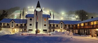 Sleeps 4 adults & 1 child. Ski in Ski out. washer/dryer WiFi, New KING bed