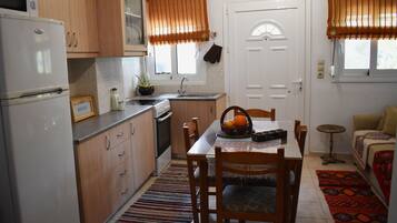 Fridge, oven, stovetop, coffee/tea maker