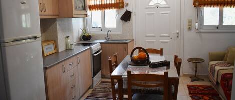 Køleskab, ovn, kogeplade, kaffe-/temaskine