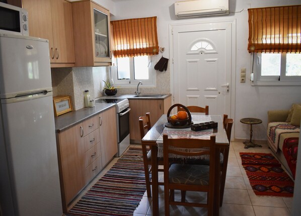 Refrigerador, horno, parrilla de estufa y cafetera y tetera 