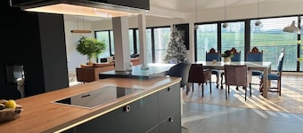 House - Sleeps 8 - Pets Ok - Garden - Parking