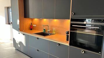 Frigorifero, microonde, forno, piano cottura