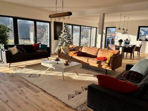 TV, fireplace, stereo