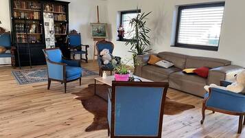 Een televisie, een open haard en een stereo