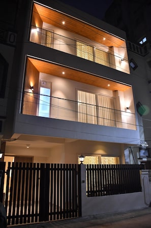 Exterior detail - LuxuryHouse-3BR-Free Car & Driver-Balcony-WiFi (Hyderabad)