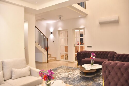 LuxuryHouse-3BR-Free Car & Driver-Balcony-WiFi