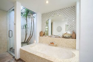 Eenvoudige villa, Meerdere bedden | Badkamer | Gratis toiletartikelen, handdoeken, zeep, shampoo