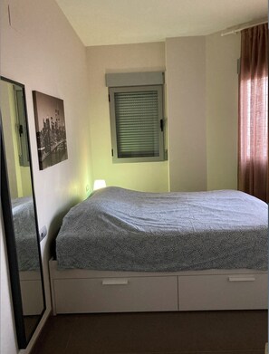 2 bedrooms, iron/ironing board, WiFi, bed sheets