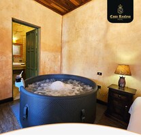 Chambre Familiale, 1 chambre, non-fumeurs, vue jardin | Coin séjour | TV connectée de 32 pouces avec chaînes numériques, télévision, Netflix