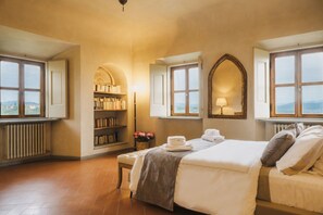 8 quartos, ferros/tábuas de passar roupa, Wi-Fi, roupa de cama