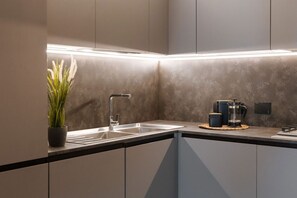 Fridge, microwave, oven, stovetop - Apartments Florence - Piazza San Lorenzo (Florence)