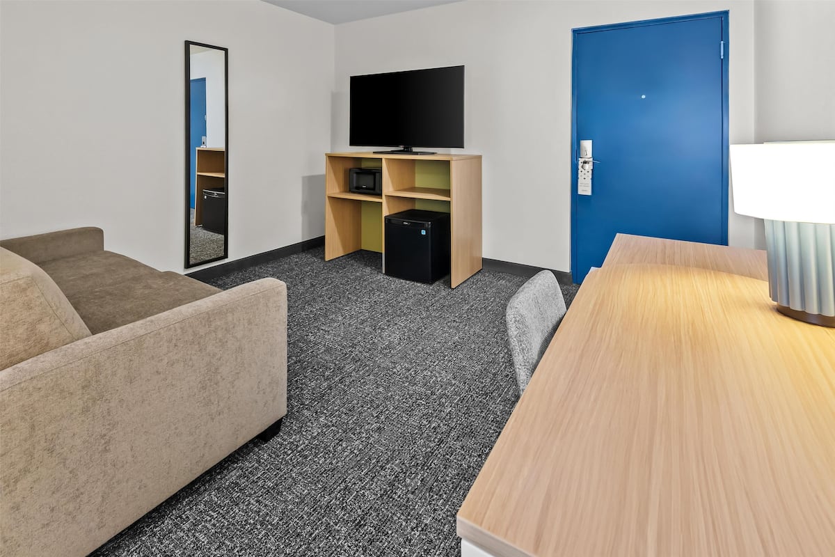 Suite, 1 cama de matrimonio grande con sofá cama | Zona de estar | Una televisión de pantalla plana