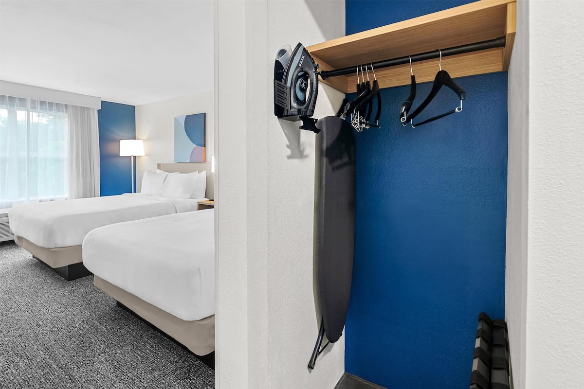 Habitación, 2 camas de matrimonio | Decoración individual, mobiliario individual, escritorio y wifi gratis