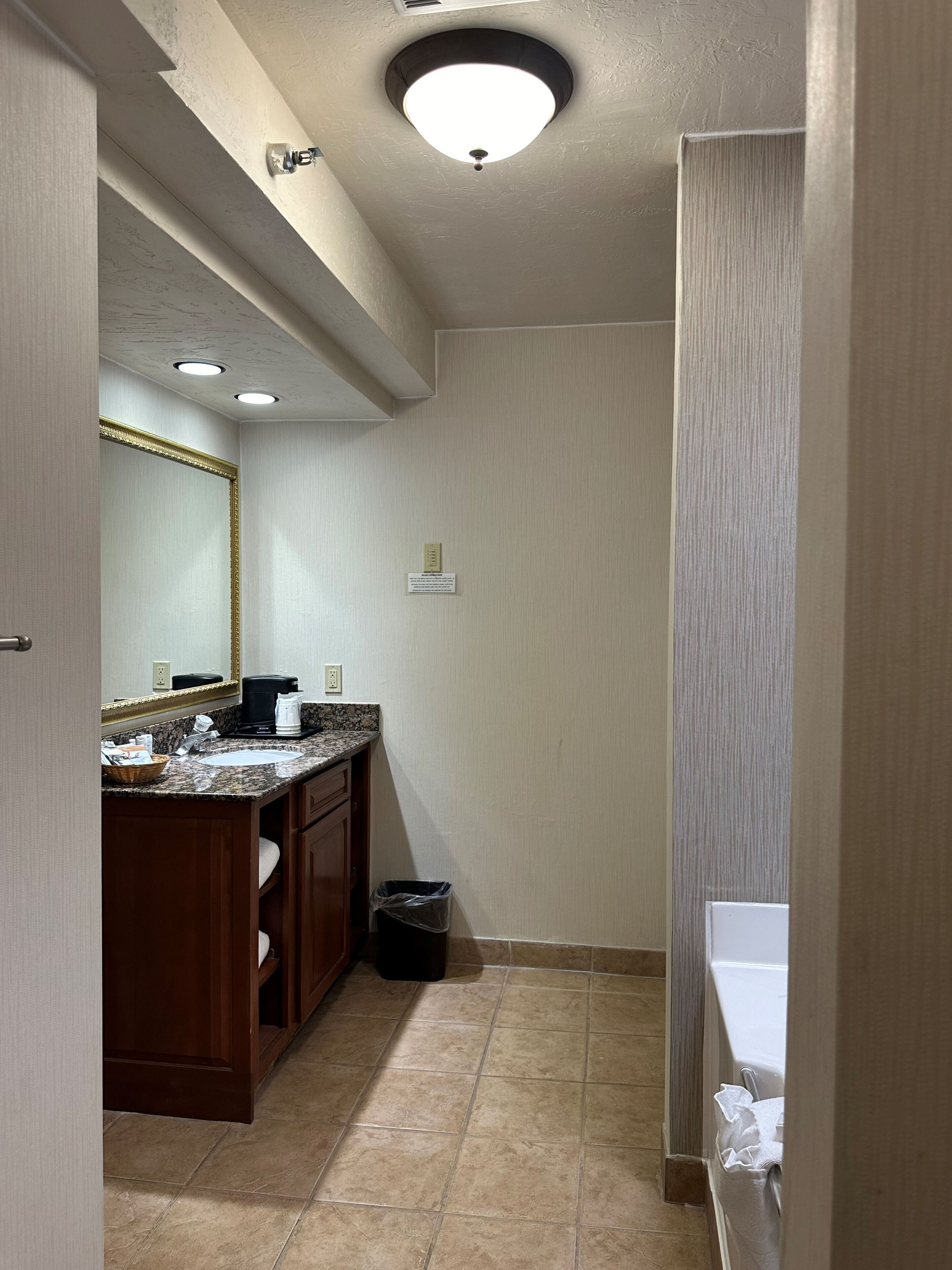 Ein Badezimmer mit Waschbecken, Spiegel und Toilette.