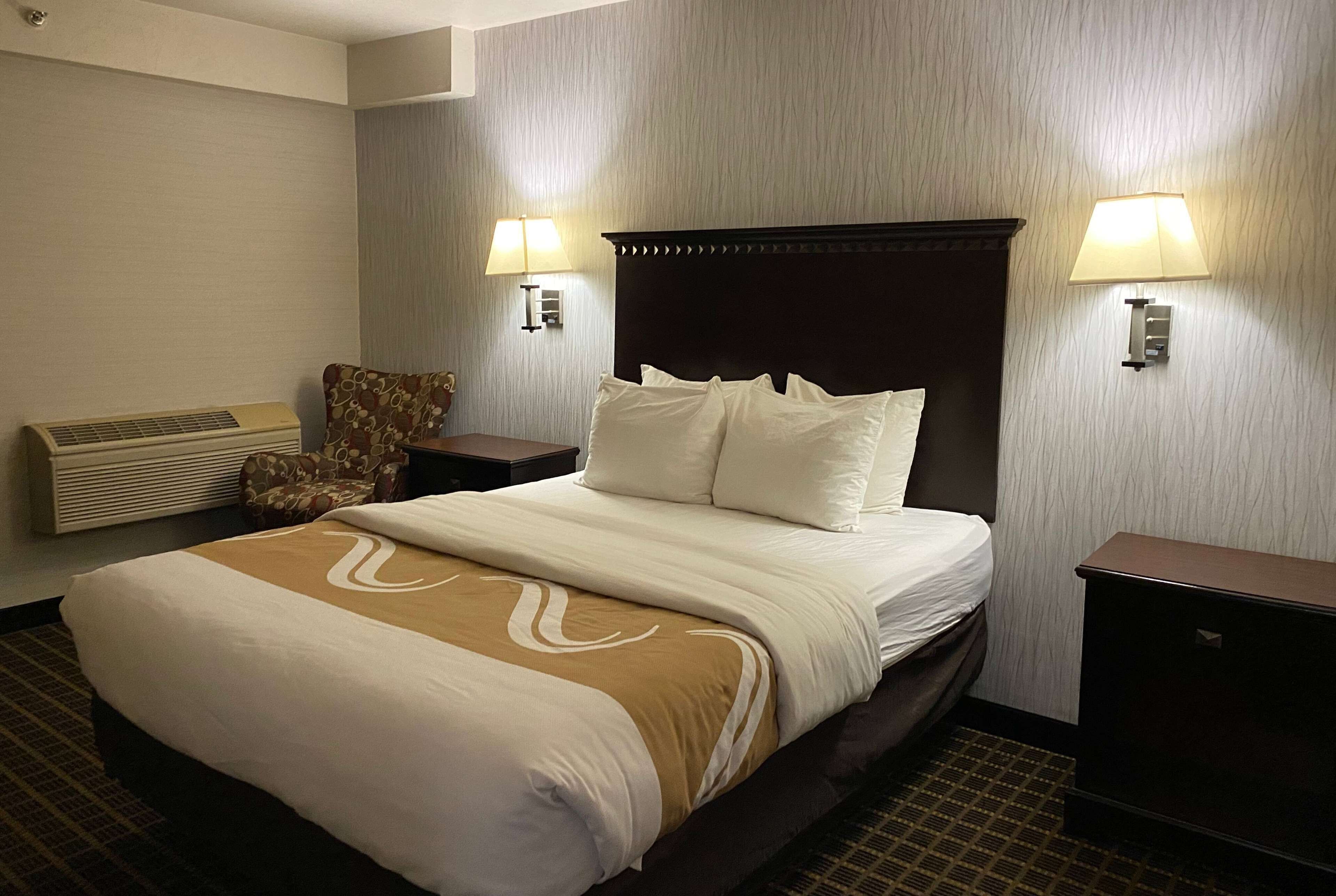 Escritorio, wifi gratis y ropa de cama 