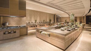 A modern hotel kitchen with a central island, built-in appliances, and a curved ceiling design. - Howard Johnson By Wyndham Dongqian Lake Plaza Ningbo (Ningbo)
