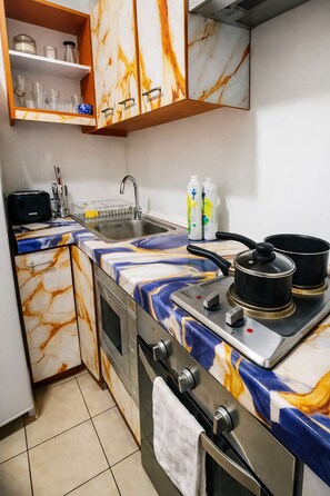 Refrigerador, microondas, horno y parrilla de estufa 