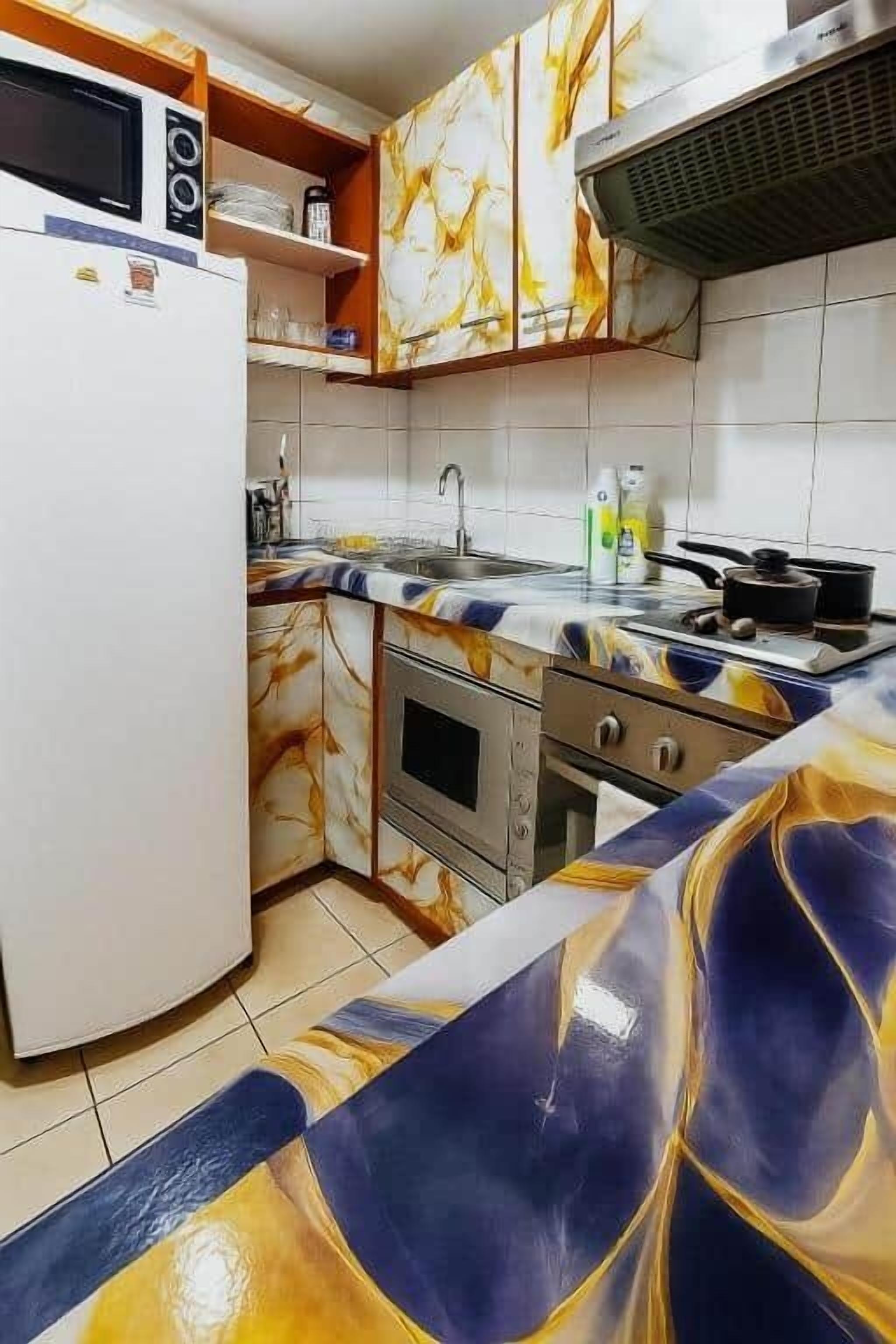 Kühlschrank, Mikrowelle, Ofen, Herdplatte