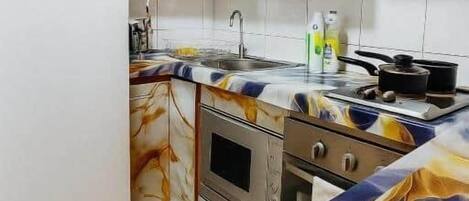 Frigorifero, microonde, forno, piano cottura