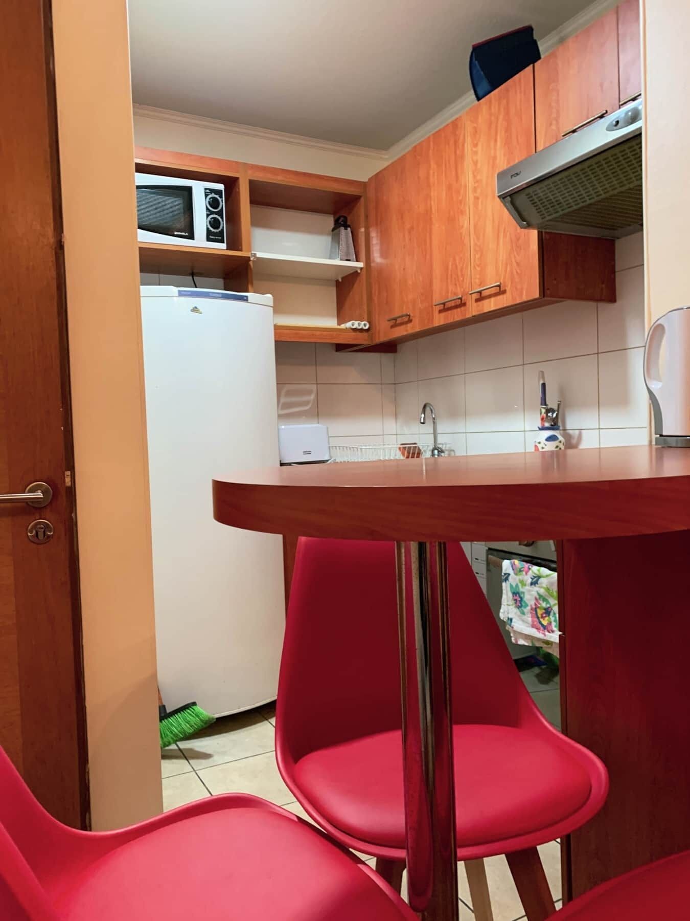 Frigorífico, microondas, horno y placa de cocina