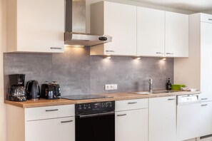 Fridge, oven, stovetop, dishwasher - Holiday Apartment 'Haus Florian' with Mountain View and Wi-Fi (See)