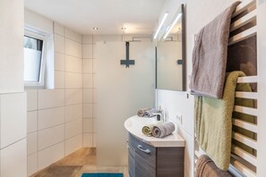 Douche, sèche-cheveux, serviettes fournies