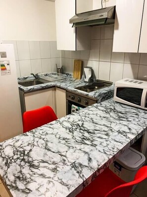 Réfrigérateur, four à micro-ondes, un four, surface de cuisson