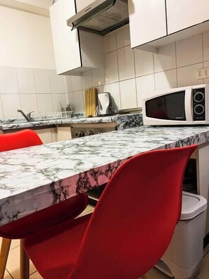 Kühlschrank, Mikrowelle, Ofen, Herdplatte