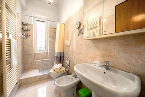 Een douche, een haardroger, een bidet, handdoeken