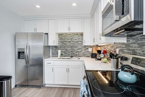 Refrigerador, microondas, horno y parrilla de estufa 