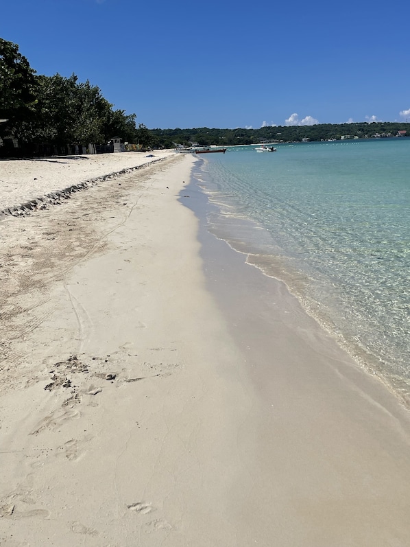 Beach towels - ARA OASIS - loft condo, 5 mins walk to beach (Negril)