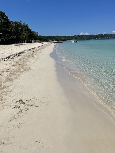 ARA OASIS - loft condo, 5 mins walk to beach