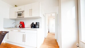 Geladeira, micro-ondas, lava-louças, cafeteira/chaleira