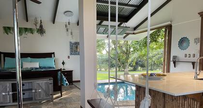 Hot springs 1 mile. Amazing views.Arenal Volcano 23.8 miles . Luxury and comfort