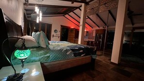 1 habitación, caja de seguridad en la habitación y escritorio