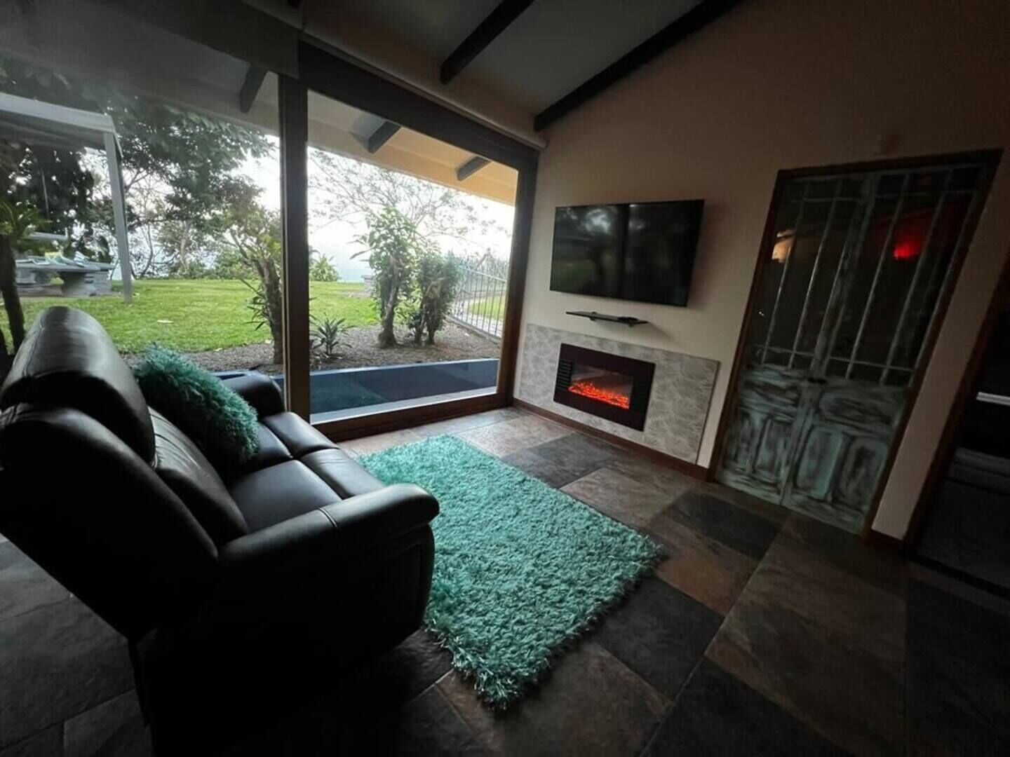 Smart-TV, Kamin, Stereoanlage, Drucker