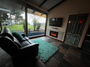 Smart TV, chimenea, estéreo y impresora