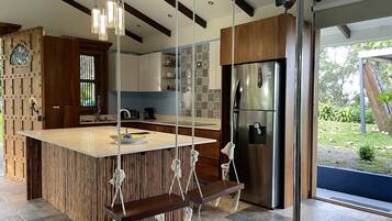 Refrigerador, microondas, horno y parrilla de estufa