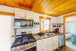 Mikrobølgeovn, kaffe-/temaskine, køkkentøj/tallerkener/redskaber