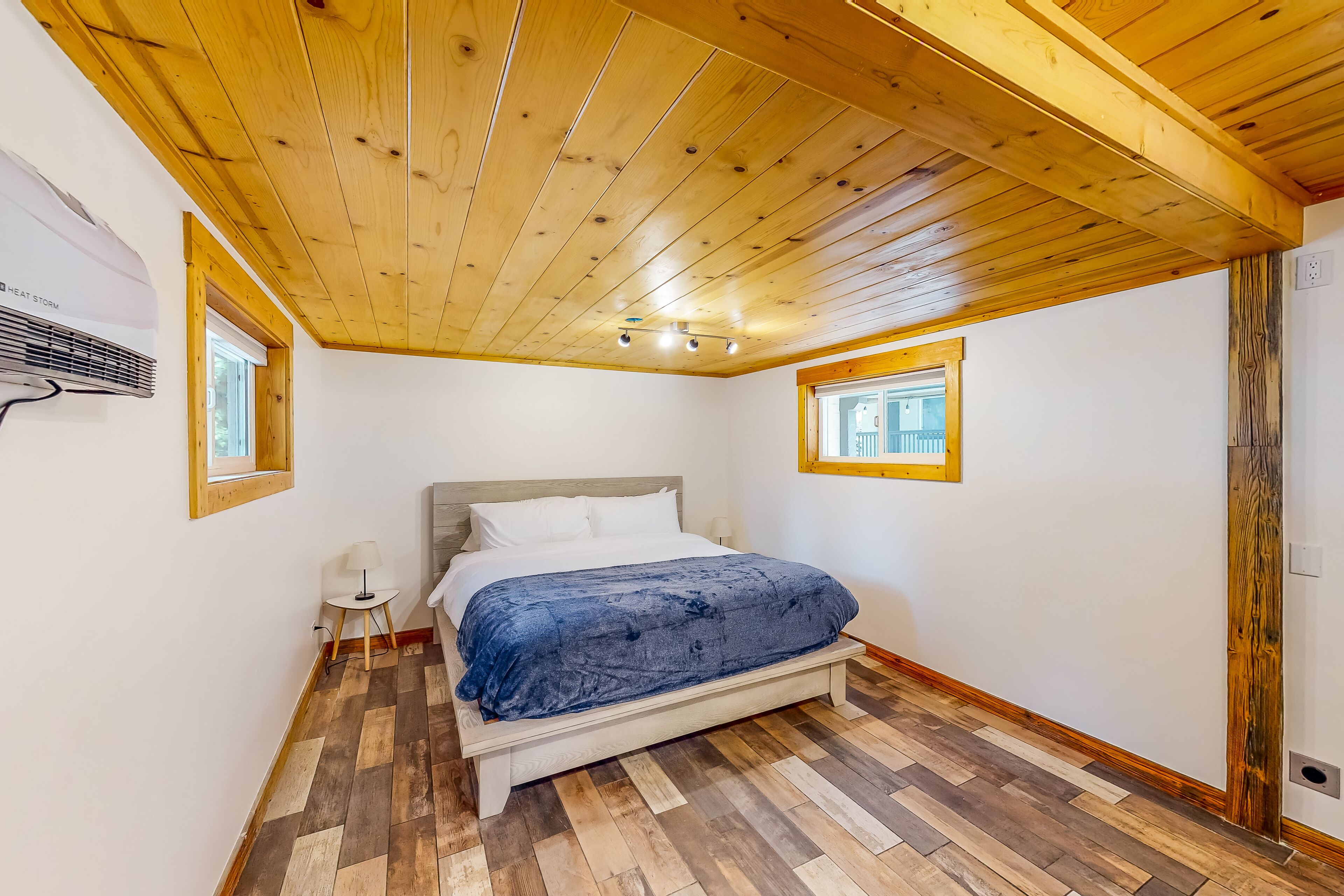 8 bedrooms, internet, bed sheets