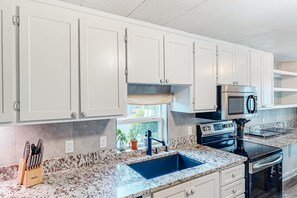 Mikroaaltouuni, kahvin-/teenkeitin, keittoastiat/astiat/ruokailuvälineet