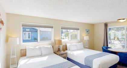 Retro-chic motel near beach with WiFi - walk to downtown shops & eateries