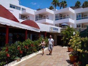 Un hotel con fachada blanca, varios balcones y un letrero que dice "LUFESA".